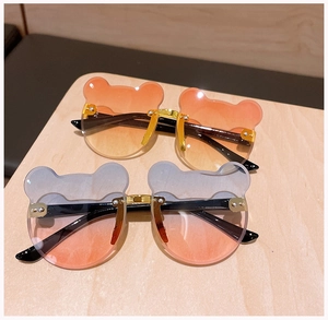 Detail der bärenförmigen randlosen Kinder-Sonnenbrille mit orange-blauen Verlaufsgläsern
