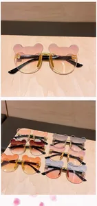 Detailansicht der bärenförmigen randlosen Kinder-Sonnenbrille in verschiedenen Farben