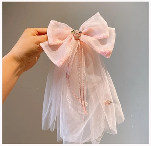Detail der rosa Schleife Haarspange mit Stickerei und langem doppellagigem Netzschleier