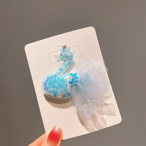 Détails de la pince à cheveux cygne bleu clair avec paillettes, tulle et couronne dorée
