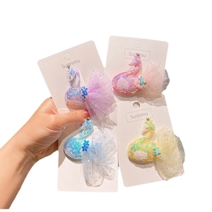 Lot de quatre pinces à cheveux cygne à paillettes en violet rose bleu et jaune