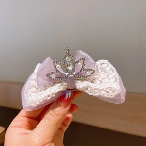 Dettaglio del fiocco in organza viola con pizzo e corona decorata con strass