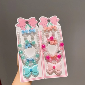 Parure bijoux enfant avec collier de perles bracelet et grand pendentif nœud