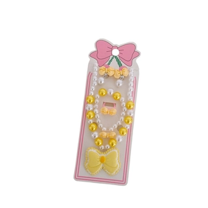 Parure de bijoux 5 pièces pour enfant avec nœud jaune et perles sur carte support