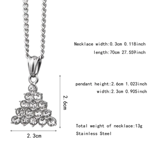 Vue détaillée du collier pendentif triangle en strass avec spécifications et dimensions