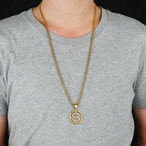 Close-up van een hiphop gouden ketting met iced-out dollar hanger op een mannelijk model