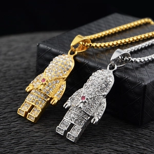 Collana con ciondolo astronauta hip hop con cristalli bianchi in finitura oro e argento