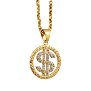 Detail van de gouden hiphop dollar hanger met sprankelende witte kristallen