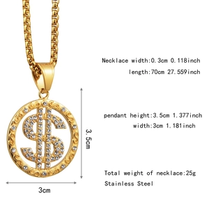 Detail van gouden dollarteken hanger met zirkonia inleg op roestvrijstalen schakelketting
