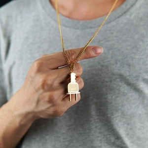 Collier Pendentif Prise de Courant en Acier Inoxydable Hip Hop pour Hommes Femmes Mode de Rue Personnalité Bijoux Créatifs Gravés