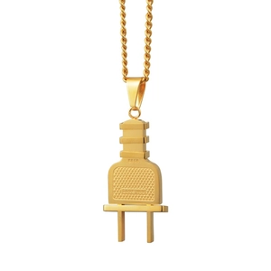Pendentif fiche électrique doré hip hop avec gravure Love You sur collier maille corde