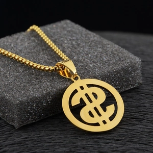 Macro-opname van goudkleurige hiphop dollarteken hanger met een stevige schakelketting