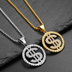 Detail van hiphop dollarteken hanger kettingen in goud en zilver met glanzende steentjes