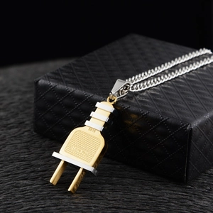 Collier hip-hop en acier inoxydable avec pendentif prise et gravure Love you dessus