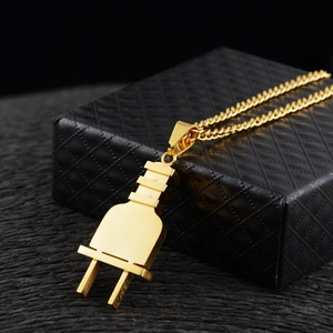 Vue macro du pendentif prise dorée hip hop avec chaîne cubaine en acier inoxydable poli