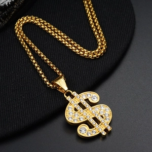 Primer plano del colgante de signo de dólar dorado con brillantes circonitas en cadena