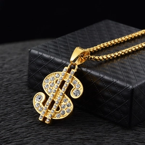 Collar de hip hop con signo de dólar dorado y diamantes en una caja de joyería negra