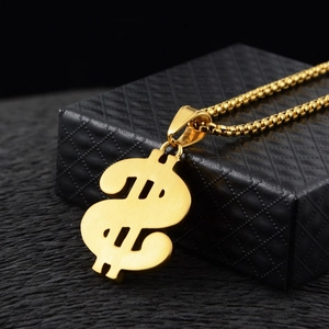 Vista macro del colgante de dólar dorado con textura de metal cepillado y cadena de bolas