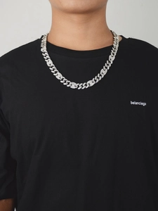 Dettaglio ravvicinato di una collana a catena cubana hip-hop argento con pavé di cristalli