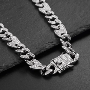Vista macro della catena cubana argentata con maglie a forma di cuore e diamanti