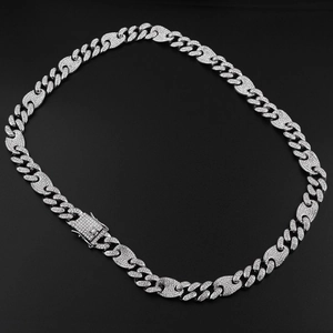 Lussuosa collana a catena cubana argento con strass e chiusura quadrata su sfondo nero opaco