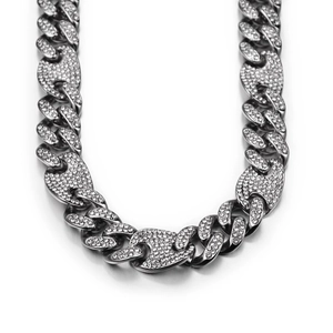 Vista macro della collana a catena hip hop argento con strass lucidi su maglie larghe