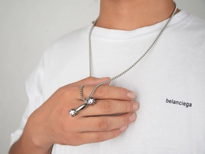 Hip-Hop Silberne Hantel Kreuz Anhänger Halskette aus Edelstahl von einem Model getragen