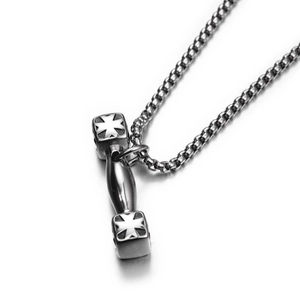 Detailaufnahme eines Hantelanhängers aus Titanstahl mit Malteserkreuz-Gravur an einer Box-Kette