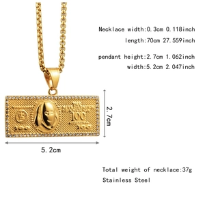 Detailopname van 100 dollar biljet hanger met ingelegde stenen en roestvrijstalen ketting