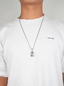 Gros plan d'un pendentif canette style hip-hop sur une chaîne à billes argentée