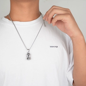 Collier hip-hop en acier titane argenté avec un pendentif abstrait de forme féminine