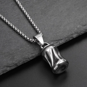 Vue macro d'une chaîne box argentée avec pendentif cylindrique sur fond en pierre