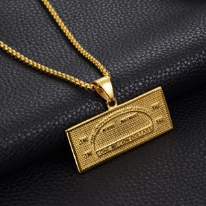 Detailopname van gouden hanger met biljet van een miljoen dollar op zwart leer