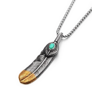 Collier avec pendentif plume en acier inoxydable, pierre turquoise et pointe dorée