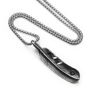 Collier avec pendentif plume en acier inoxydable rétro avec finition argentée et chaîne
