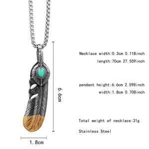 Détail d'un pendentif plume avec pierre turquoise et chaîne robuste en acier inoxydable
