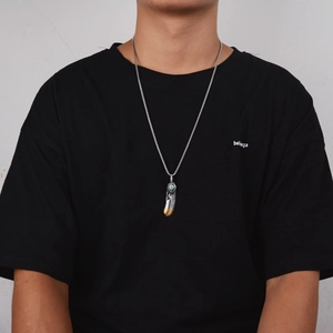 Collier plume turquoise hip-hop en acier argent et or porté par un mannequin