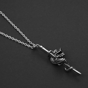 Vue détaillée du pendentif dragon enroulé autour d'une épée courte au fini gris foncé