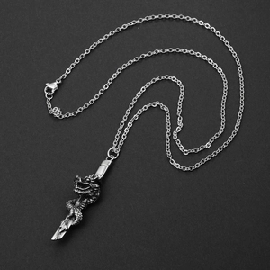 Pendentif dragon et épée hiphop avec finition argent vintage sur chaîne en acier titane