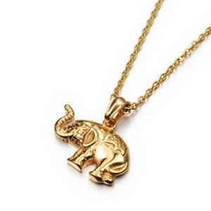 Collier avec pendentif éléphant gravé doré de style hip-hop pour hommes et femmes sur blanc