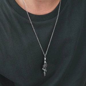 Détails du pendentif dragon en argent vintage avec gravure sur une chaîne à maillons O