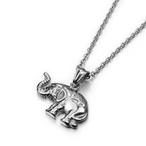 Gros plan d'un pendentif éléphant en acier titane argenté avec gravures détaillées