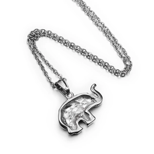 Détail macro du pendentif éléphant argenté avec incrustation blanche sur chaîne en O