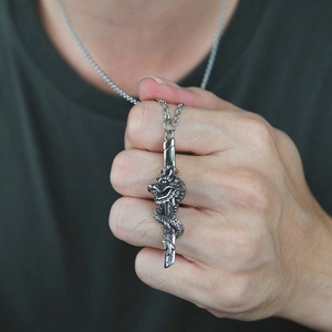 Collier épée entourée d'un dragon en acier titane vintage style hip hop gothique chic