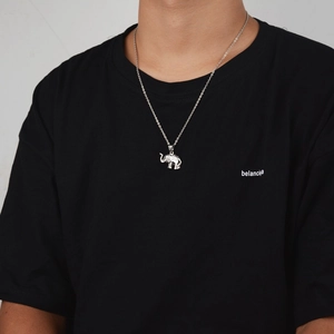 Collier hip hop avec pendentif éléphant en acier inoxydable sur modèle en t-shirt noir