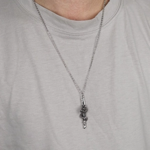 Collier hip-hop avec pendentif dragon entourant une épée en acier inoxydable argenté