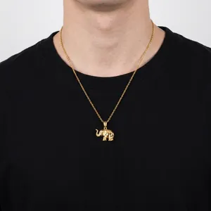 Collier avec pendentif éléphant doré style hiphop pour hommes et femmes sur t-shirt