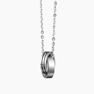 Collier à deux anneaux entrelacés en acier titane avec finitions brossée et polie