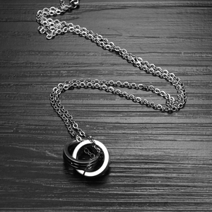 Collier hip hop en acier titane avec double anneaux entrelacés en argent et noir