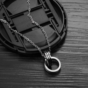 Collier à double anneaux imbriqués minimaliste en acier titane pour hommes et femmes